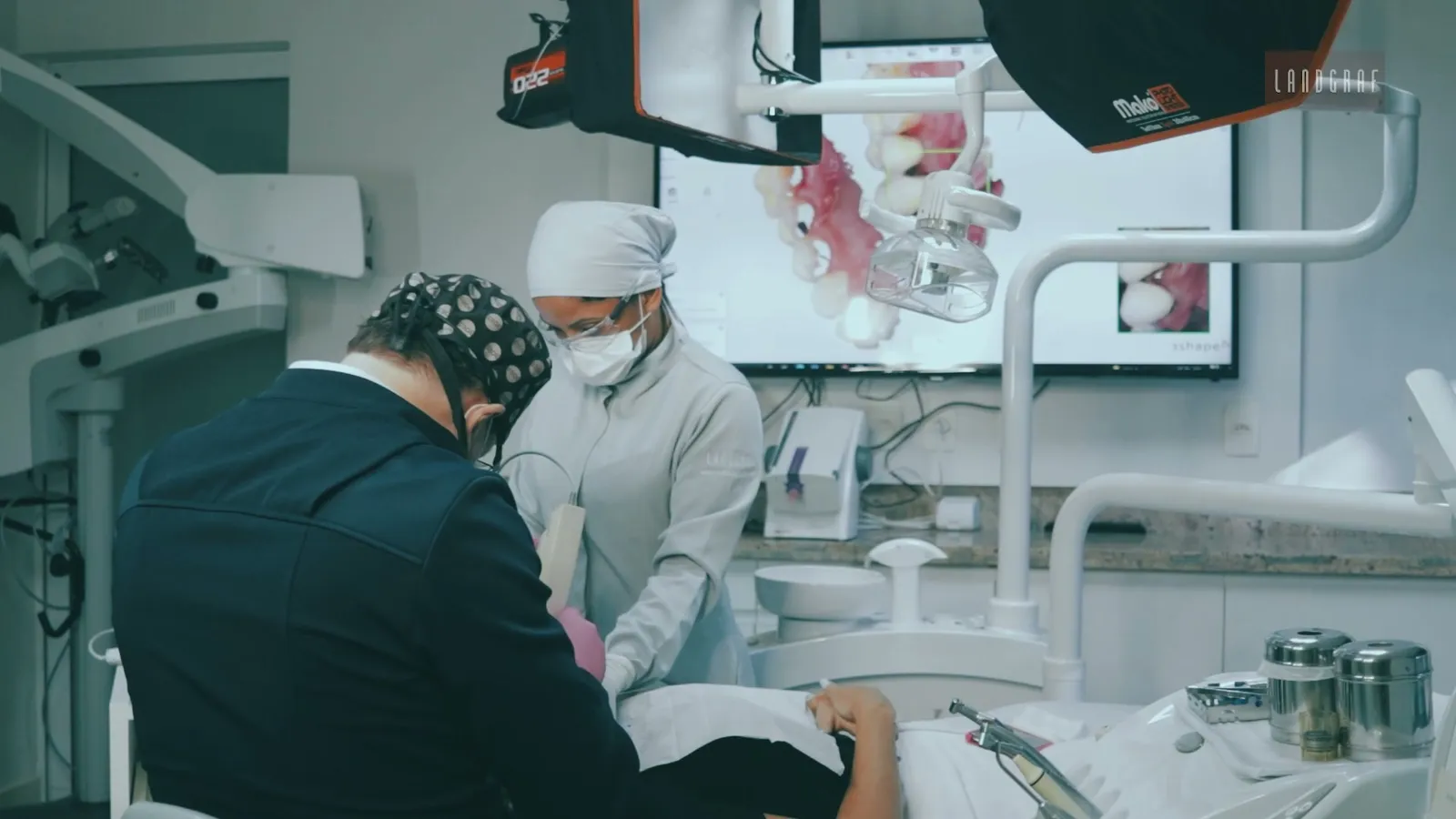 Dois profissionais da Landgraf Odontologia Premier atendendo juntos o mesmo paciente