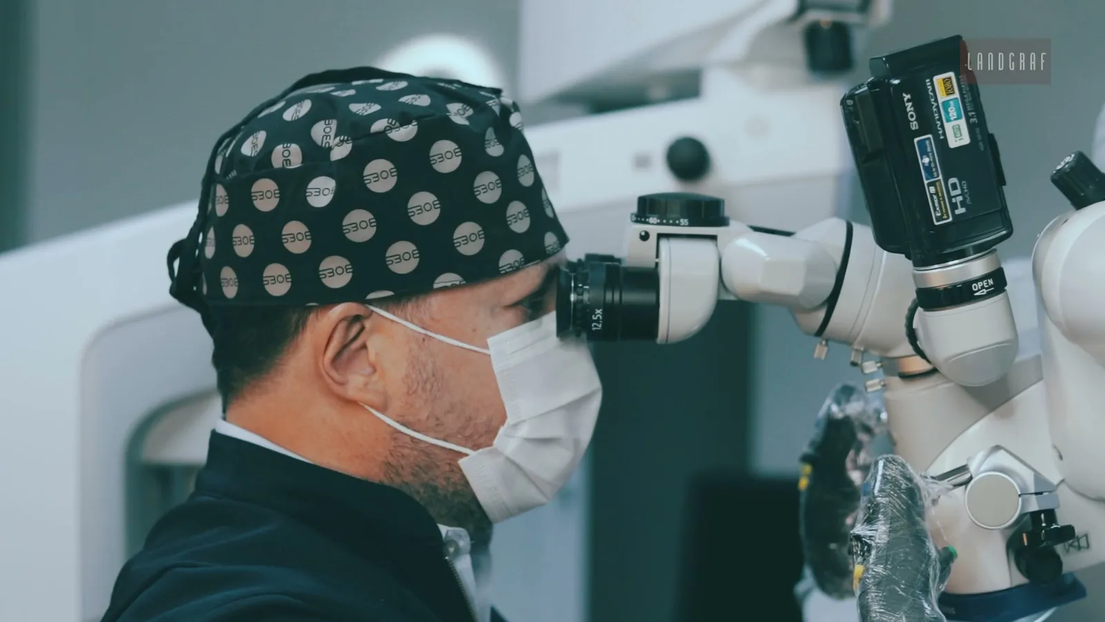 Atendimento com microscópio odontológico na Landgraf Odontologia Premier